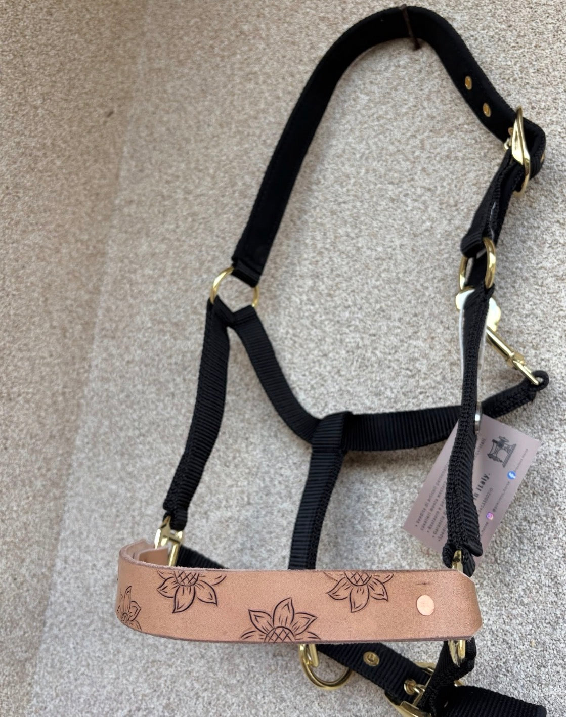 Capezza in doppio nylon con nasalina in cuoio con fiori incisi.