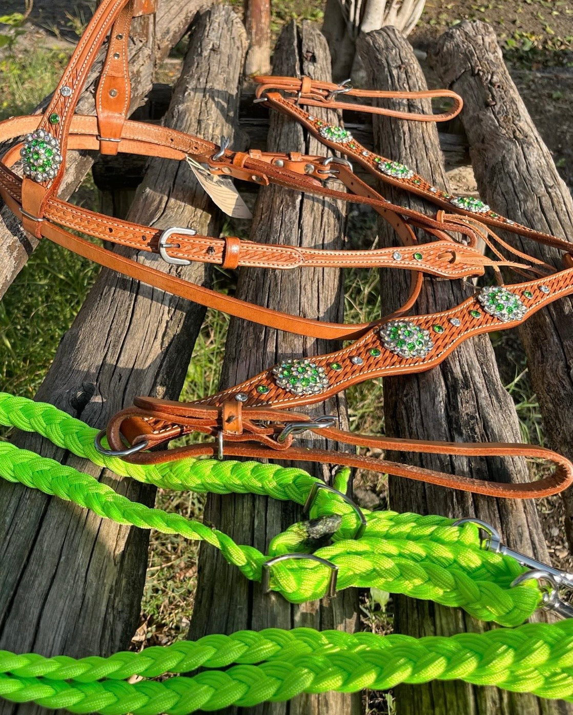 Set testiera pettorale redini in corda e croce in cuoio.