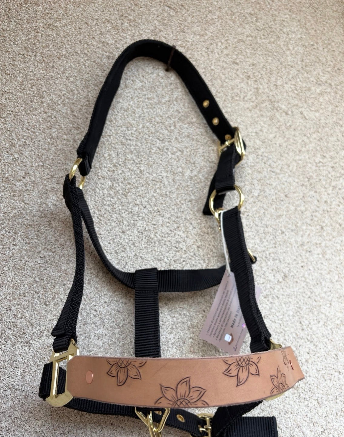 Capezza in doppio nylon con nasalina in cuoio con fiori incisi.